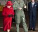 Le 1er avril 2011, le prince William recevait sa grand-mère la reine  Elizabeth II, avec le prince consort Philip, sur la base d'Anglesey, pour leur faire découvrir son travail de pilote de  sauvetage. Mamy Liz, coquette, était très fière ! 