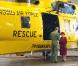 Le 1er avril 2011, le prince William recevait sa grand-mère la reine  Elizabeth II, avec le prince consort Philip, sur la base d'Anglesey, pour leur faire découvrir son travail de pilote de  sauvetage. Mamy Liz, coquette, était très fière ! 