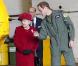 Le prince William roule des mécaniques devant la reine Elizabeth, très fière !