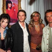 Michael Vartan en compagnie de David Hallyday, Béatrice Dalle et Cathy Guetta à Paris en avril 2001<br />