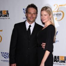 Michael Vartan et sa fiancée Lauren Skaar posent lors d'une soirée à Los Angeles en mars 2011