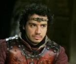 Alexandre Astier semble posséder la recette du succès ! Scénariste, réalisateur, producteur et acteur de Kaamelott, il a tout fait lui même. 