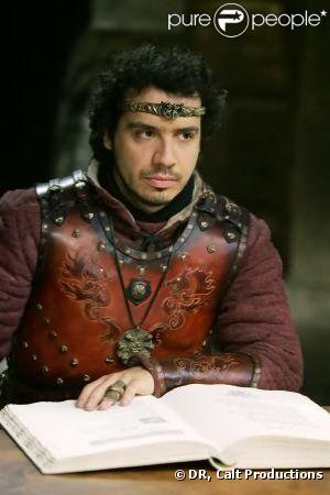 Alexandre Astier semble posséder la recette du succès ! Scénariste, réalisateur, producteur et acteur de Kaamelott, il a tout fait lui même. 