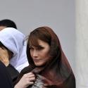 PHOTOS : Carla Bruni-Sarkozy dans le respect de la tradition en Tunisie