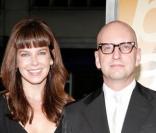 Steven Soderbergh et sa femme Jules Asner posent lors d\'une soirée à New York en septembre 2009<br />