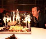 Jean-Luc Reichmann fête ses 10 ans de succès sur TF1 avec ses fans et sa famille ! (5 avril 2011)