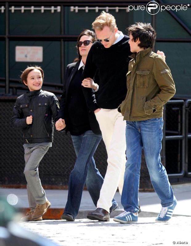 Jennifer Connelly et Paul Bettany en famille, dans les rues de New York, le 2 avril 2011 
