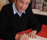 Michel Drucker dédicace son ouvrage au Salon du Livre à Paris, en janvier 2011.