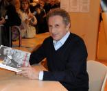 Michel Drucker dédicace son ouvrage au Salon du Livre à Paris, en janvier 2011.