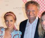 Nelson Monfort, son épouse, et leurs filles Victoria et Isaure en 2010. 