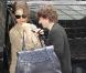 Katie Holmes et Tom Cruise en balade amoureuse. Elle exhibe un sac de sa création le 12 avril 2011 à New York