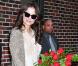 Katie Holmes à la sortie du Letterman show où elle a fait sensation lors d'un numéo de stand-up le 12 avril 2011