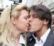 Cindy et Giuseppe lors de la séance dédicaces des participants du Carré Viiip au Bario Latino en mars 2011