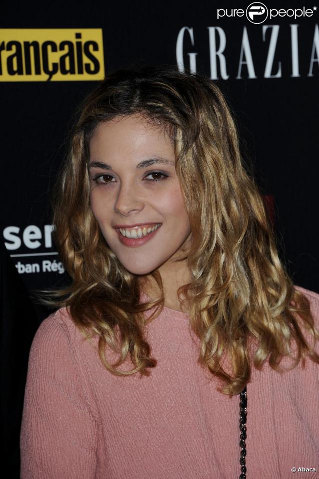 Alysson Paradis planche actuellement sur la série  Hot Etudes , dans laquelle elle incarne une actrice de films X qui souhaite abandonner ce milieu pour se plonger dans des études de philosophie.