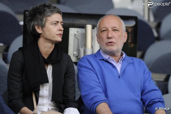 François Berléand assiste avec sa compagne Alexia Stresi au match  PSG-Lorient, au Parc des Princes, à Paris, samedi 2 avril 2011.