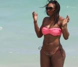 Serena Williams sur la plage de Miami, le 16 avril 2011, en compagnie d'une amie, et de ses gardes du corps, jamais très loin. 