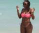 Serena Williams sur la plage de Miami, le 16 avril 2011, en compagnie d'une amie, et de ses gardes du corps, jamais très loin. 