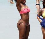 Serena Williams sur la plage de Miami, le 16 avril 2011. Après s'être occupée des cheveux, il faudra remettre le reste en forme aussi, pour espérer faire un retour gagnant sur les courts. 