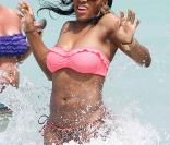 Serena Williams sur la plage de Miami, le 16 avril 2011. Les vertus de l'hydrothérapie... 