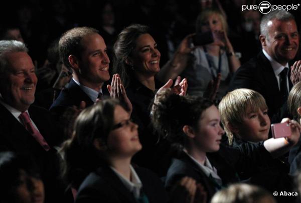 Le prince William et Kate Middleton, le 11 février 2011 dans le Lancashire. Le gouvernement britannique se penche sérieusement sur la question des règles de succession au trône, qui concernera leurs enfants...
