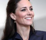 Le prince William et Kate Middleton, le 11 février 2011 dans le Lancashire. Le gouvernement britannique se penche sérieusement sur la question des règles de succession au trône, qui concernera leurs enfants...