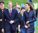 Le prince William et Kate Middleton, le 11 février 2011 dans le Lancashire. Le gouvernement britannique se penche sérieusement sur la question des règles de succession au trône, qui concernera leurs enfants...