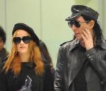  Marilyn Manson et sa petite amie Evan Rachel Wood arrivent à l'aéroport Roissy Charles de Gaulle à Paris en décembre 2009 
 &nbsp; 
 Observations: World rights 