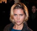 Vahina Giocante, envoûtante pour le défilé Yves Saint Laurent en mars 2011<br />
