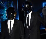 Le groupe Daft Punk a lui aussi décidé de donner : ils ont vendu la Ferrari utilisée dans le film Electroma.