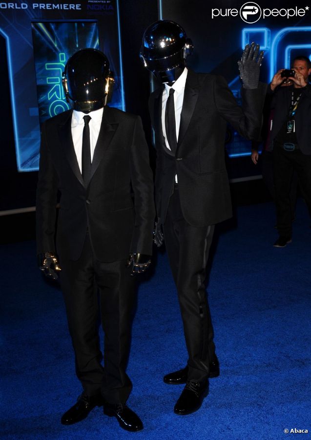 Le groupe Daft Punk a lui aussi décidé de donner : ils ont vendu la Ferrari utilisée dans le film Electroma.