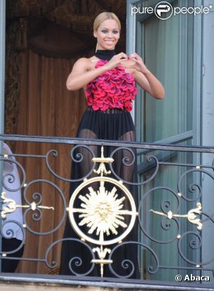 Beyoncé sur un balcon du Ritz, à Paris, le 22 avril 2011