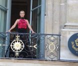 Beyoncé sur un balcon du Ritz, à Paris, le 22 avril 2011