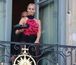 Beyoncé sur un balcon du Ritz, à Paris, le 22 avril 2011