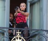 Beyoncé sur un balcon du Ritz, à Paris, le 22 avril 2011