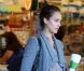 Jessica Alba dans une séance de shopping mais cette fois, elle fait le plein de bonnes choses pour sa maison ! Le 22 avril 2011 à Los Angeles