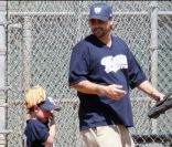 Kevin Federline avec son fils de cinq ans, Sean Preston, au match de baseball de ce dernier, à Los Angeles, dimanche 17 avril.