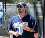 Kevin Federline assiste au match de baseball de son petit Sean Preston, cinq ans, à Los Angeles, dimanche 17 avril.
