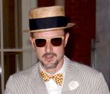 <p>David Arquette sort du restaurant Mr Chow de Los Angeles après y avoir dîné avec un ami le 24 avril 2011</p>