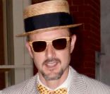 <p>David Arquette sort du restaurant Mr Chow de Los Angeles après y avoir dîné avec un ami le 24 avril 2011</p>