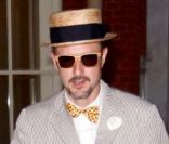 <p>David Arquette sort du restaurant Mr Chow de Los Angeles après y avoir dîné avec un ami le 24 avril 2011</p>
