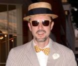 <p>David Arquette sort du restaurant Mr Chow de Los Angeles après y avoir dîné avec un ami le 24 avril 2011</p>