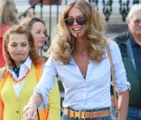 Elle Macpherson dans les rues de Londres avec son fils Aurelius, 8 ans, sur le chemin de l\'école le 27 avril 2011<br />