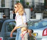 Elle Macpherson dans les rues de Londres avec son fils Aurelius, 8 ans, sur le chemin de l\'école le 27 avril 2011<br />