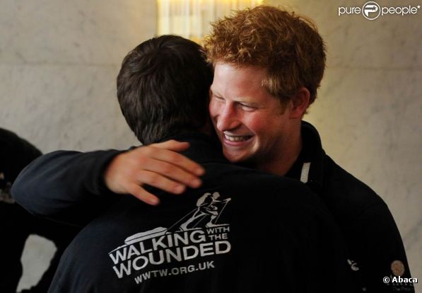 Le prince Harry retrouvait, le 26 avril 2011 à Londres, ses compagnons d'expédition du mois de mars, qu'il avait rejoints sur leur parcours en Arctique pour la Fondation Walking with the Wounded dont il est le parrain.
