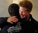 Le prince Harry retrouvait, le 26 avril 2011 à Londres, ses compagnons d\'expédition du mois de mars, qu\'il avait rejoints sur leur parcours en Arctique pour la Fondation Walking with the Wounded dont il est le parrain.