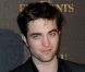 Robert Pattinson, sobre et élégant, lors de l'avant-première à Paris du film De l'eau pour les éléphants le 28 avril 2011