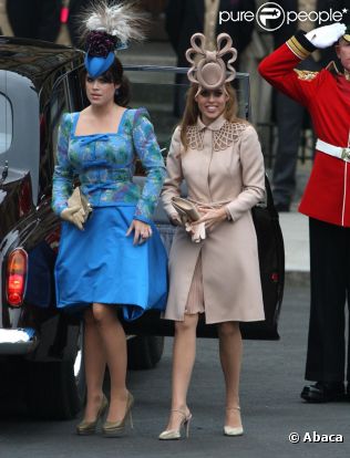 Eugenie et Beatrice d'York porte respectivement un ensemble Vivienne Westwood et une robe Valentino. Londres, 29 avril 2011
