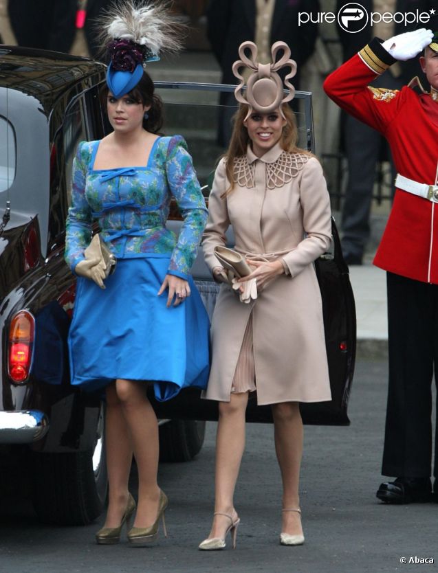 Eugenie et Beatrice d'York porte respectivement un ensemble Vivienne Westwood et une robe Valentino. Londres, 29 avril 2011