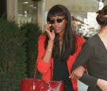 Naomi Campbell avec le D-Bag de la maison Tod's en 1997. 