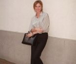 Eva Herzigova en 1997 avec le D-Bag de la maison Tod's. Elle le porte ici en noir. 